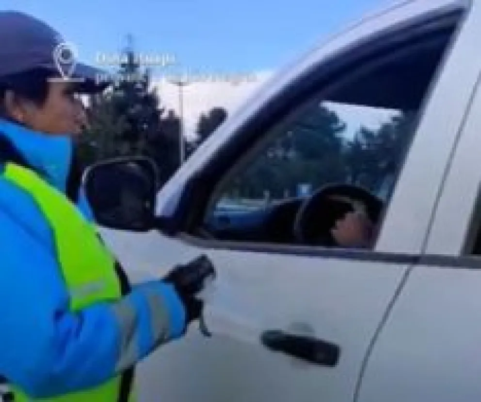 El padre perdió su licencia tras ser multado por los agentes. Foto captura video. 