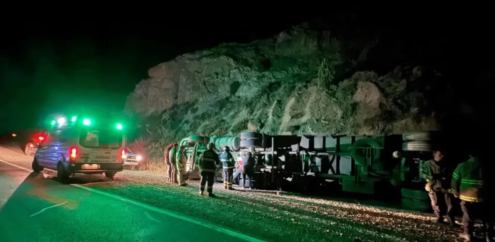  Las autoridades aun desconocen las causas que originaron el vuelco.