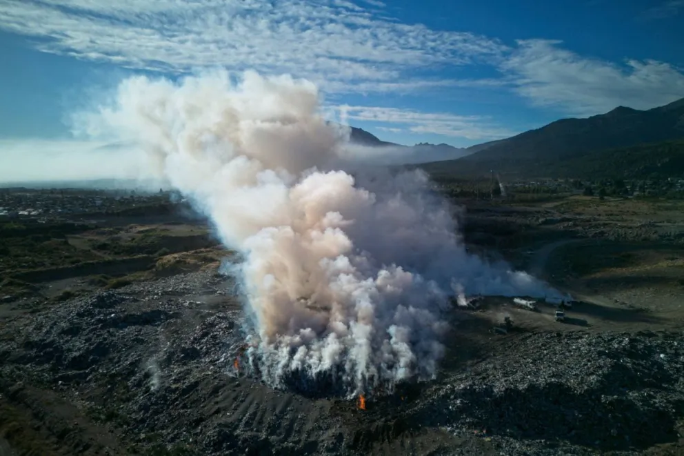 Splif y personal municipal trabajan para controlar el siniestro. Fotos: Marcelo Martínez