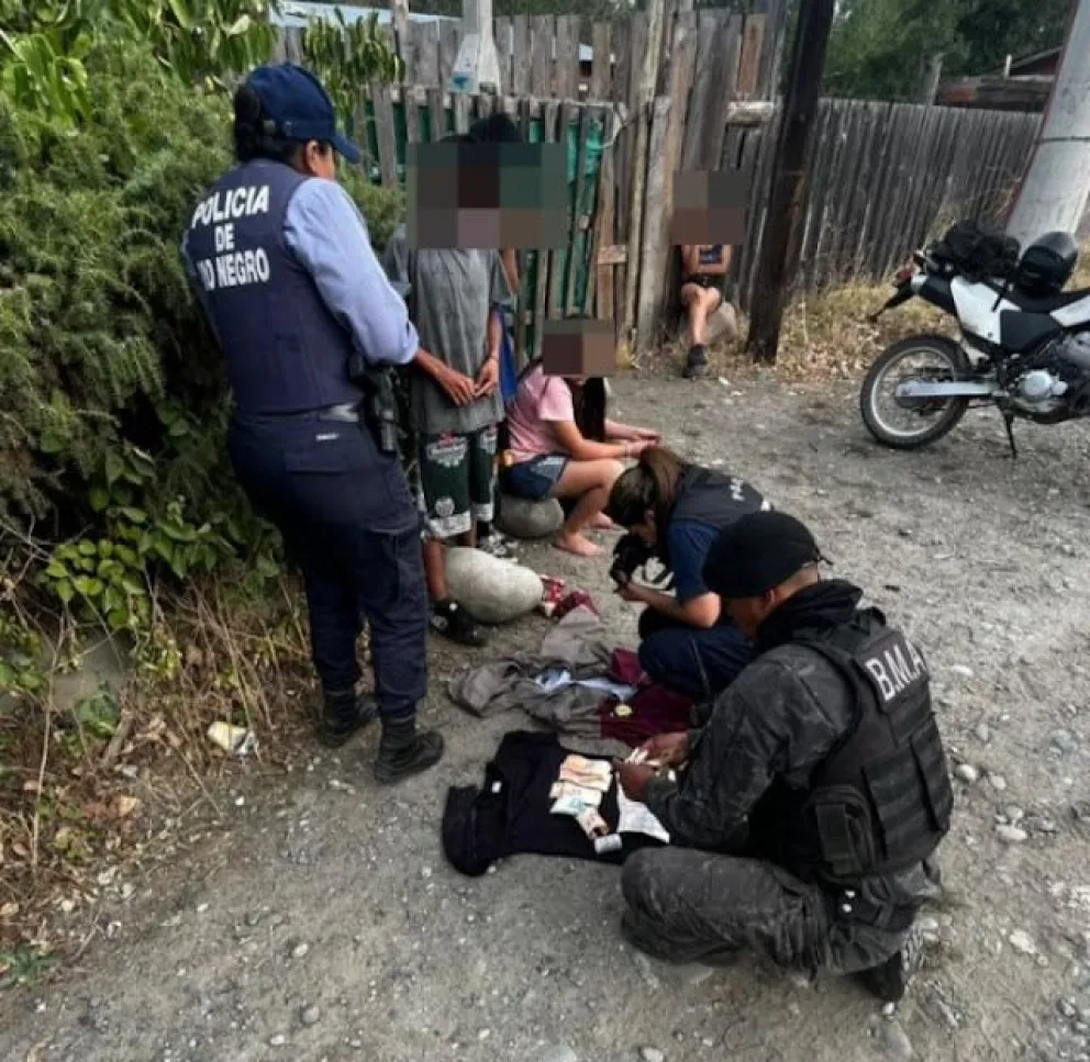 Los menores fueron puestos a disposición de la Secretaría Nacional de Niñez, Adolescencia y Familia (SENAF). Foto: Prensa Policía de Río Negro.