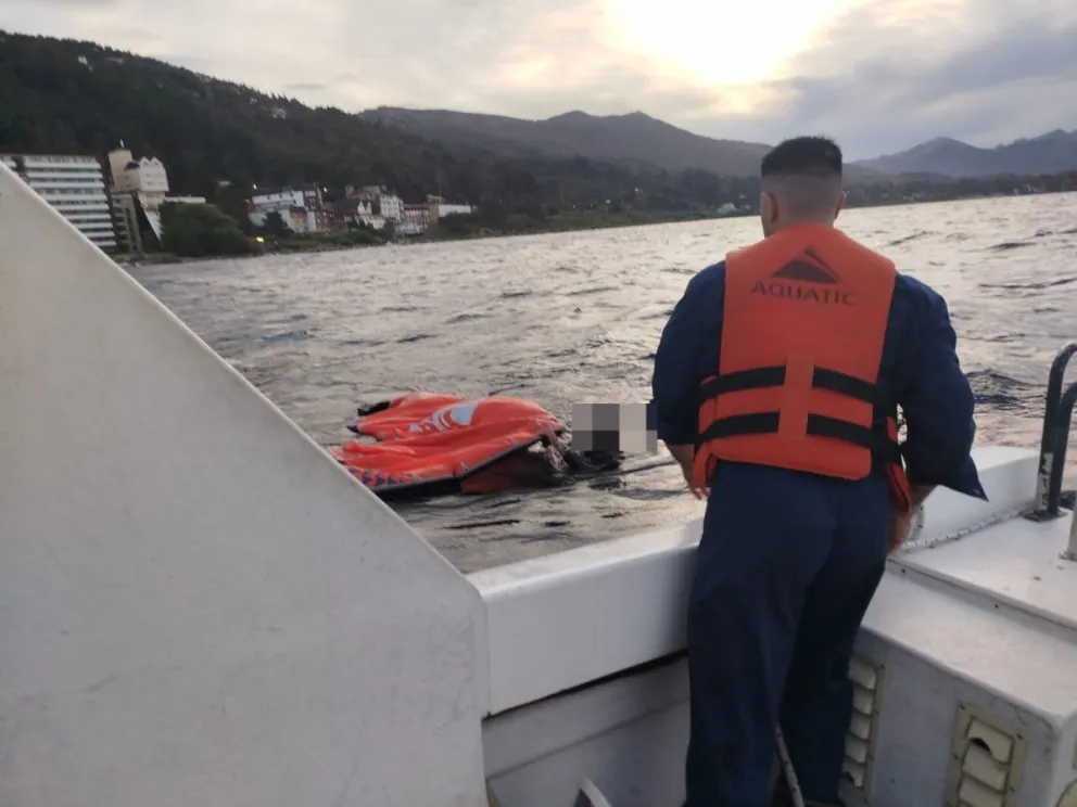 El hombre fue trasladado hasta el Puerto San Carlos. Foto gentileza: PNA