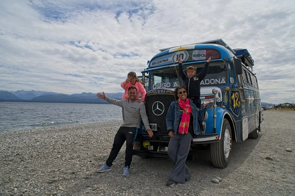Lucas, Estefanía, Azul y Oro. La familia a orillas del Nahuel junto a "Pelusa". Fotos: Marcelo Martínez 