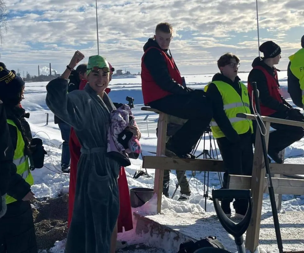Daira, puño apretado y alegría. Gran sábado en Suecia. Foto: gentileza.