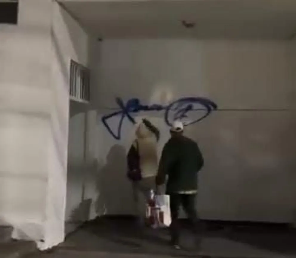 Las pintadas quedaron registradas a través de un video publicado en redes. 