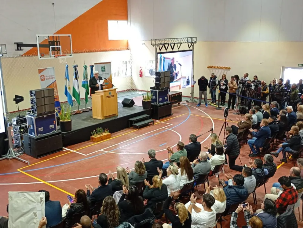 El intendente defendió la prioridad de la mano de obra local y reivindicó su identidad peronista. Fotos: ANB.