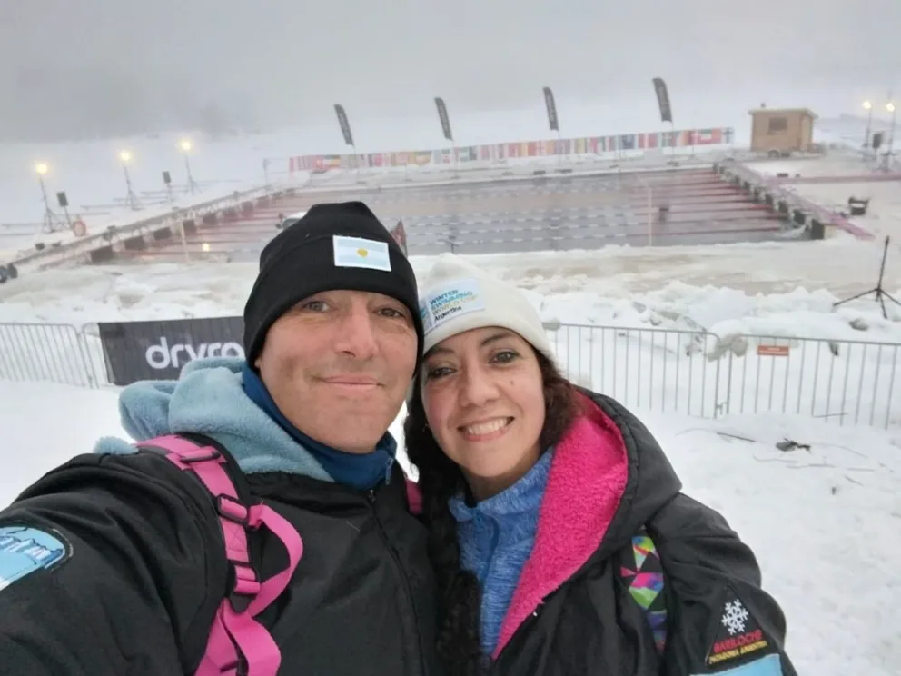 Alejandro y Roxana y de fondo, la pileta que los tendrá como protagonistas. Foto: gentileza.