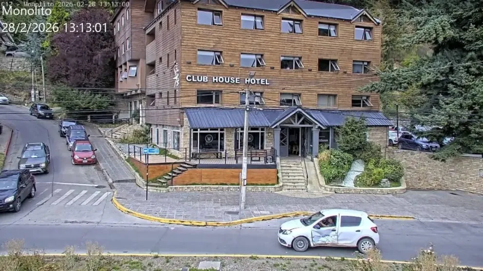 El seguimiento se realizó en tiempo real mediante camaras con IA y lectores de patentes. 