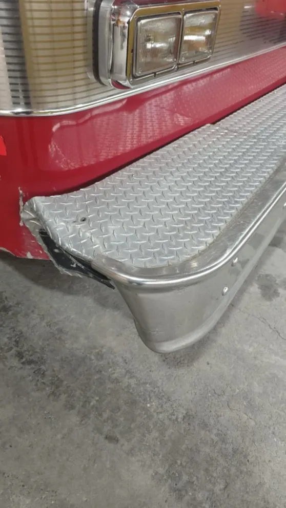 El móvil de Bomberos Voluntarios sufrío daños en el paragolpe trasero al colisionar con uno de los  pilotes de hormigón. Fotos: Prensa Bomberos Voluntarios.