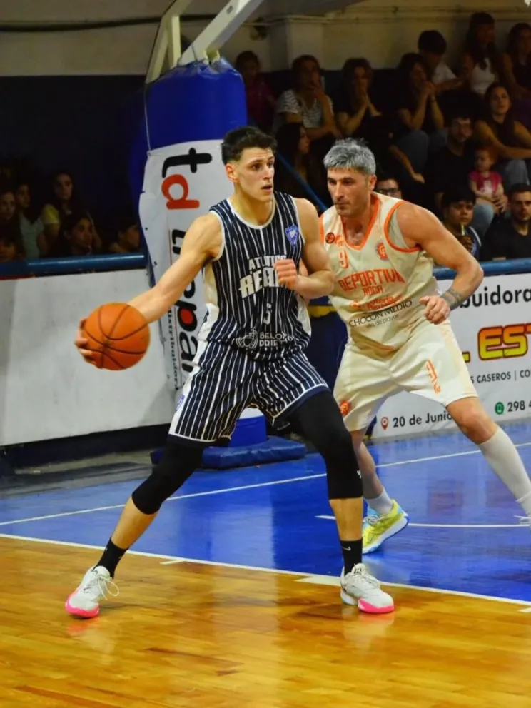 Martín Fagotti con la pelota. El alero es clave en Regina. Foto: prensa club Atlético Regina.