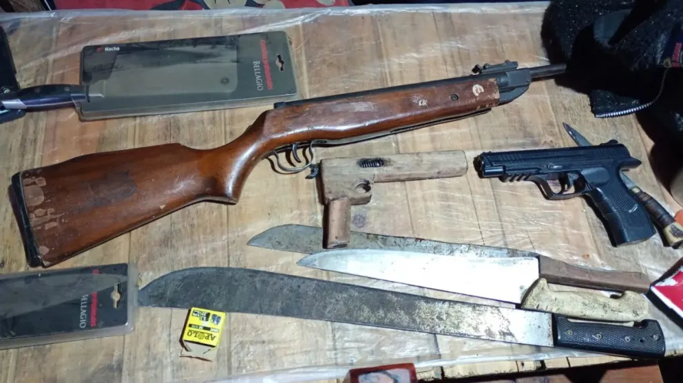 El allanamiento se realizó esta mañana en el barrio Virgen Misionera. Fotos: Gobierno de Río Negro.