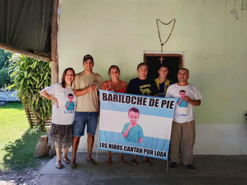 Guillermo y su esposa junto a la familia de Loan en Corrientes. Al regresar a Bariloche se encontraron con lo peor. Fotos gentileza. 