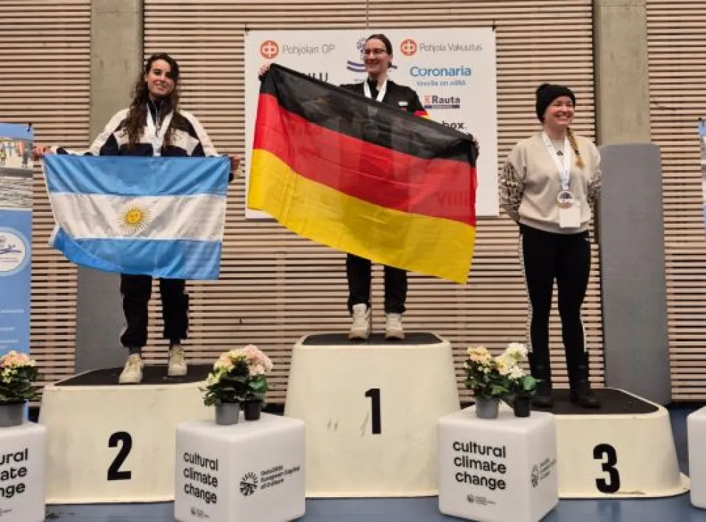 Daira, la bandera argentina y una gran sonrisa. Brillante podio en Finlandia. Foto: gentileza.