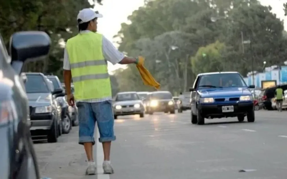 Los limpiavidrios son una preocupación en los distintos barrios de Neuquén. 