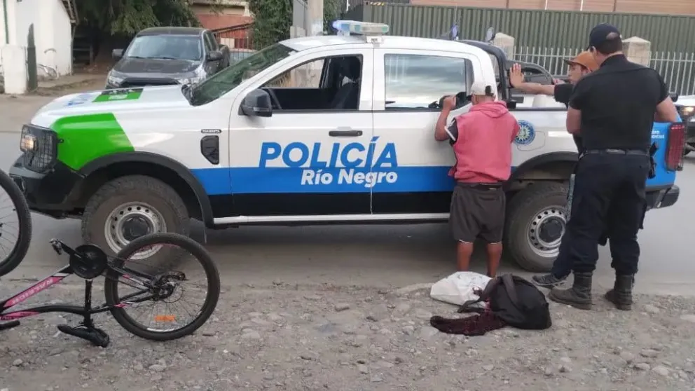 Los delincuentes fueron encontrados en cercanías del lugar donde ocurrió el hecho, con la bicicleta robada. Fotos: Policía de Río Negro.