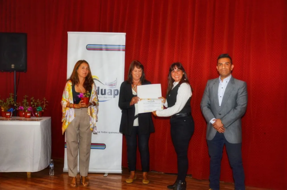 Mónica en el reconocimiento realizado el pasado 8 de marzo en Dina Huapi como una mujer destacada de la localidad. Foto gentileza. 