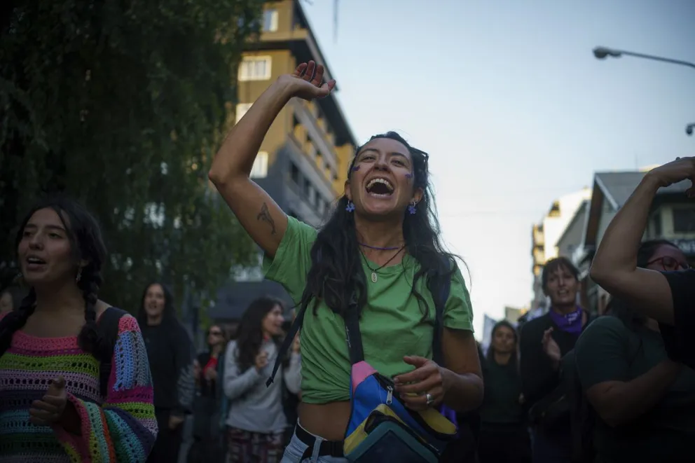 La movilización contó con una gran concurrencia de personas que recorrieron las calles céntricas hasta el Centro Cívico. Fotos: Marcelo Martínez.