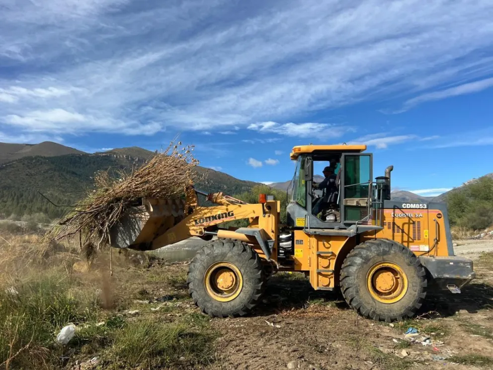 Los primeros trabajos constan en la limpieza y preparación del terreno. Fotos: Municipalidad de Bariloche.