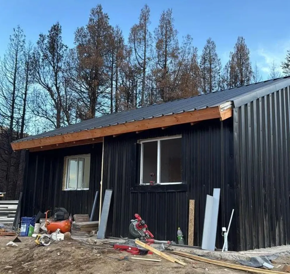 Cada unidad tiene una superficie de 40 m² y cuenta con dos habitaciones, cocina, comedor y living.