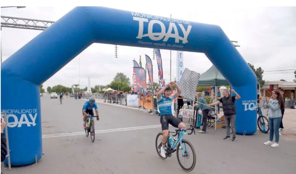 El roquense Lorenzo Heredia llegando a la victoria en los 133 kilómetros. Foto: gentileza.