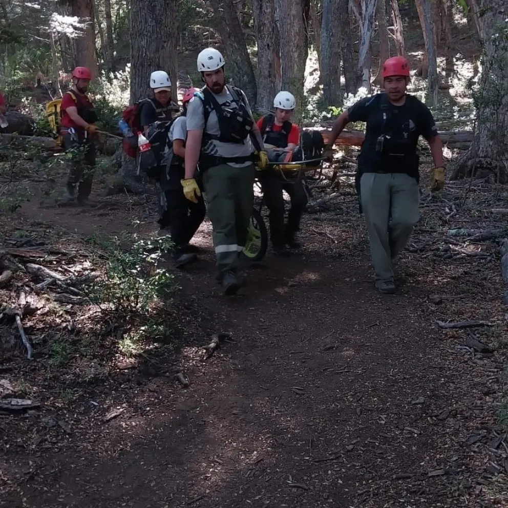 Las dos personas rescatadas fueron luego trasladadas al hospital de San Martín de los Andes. Fotos: Parque Nacional Lanín.