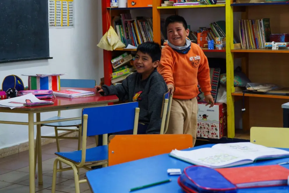 La escuela está ubicada a 140 kilómetros de Bariloche y asisten niñas y niños de poblados cercanos. Fotos: Marcelo Martínez.