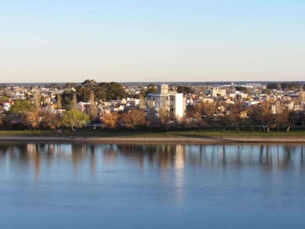 El acusado registra antecedentes previos por delitos de estafa y falsificación de documentos, con modalidades de engaño similares a las del caso.