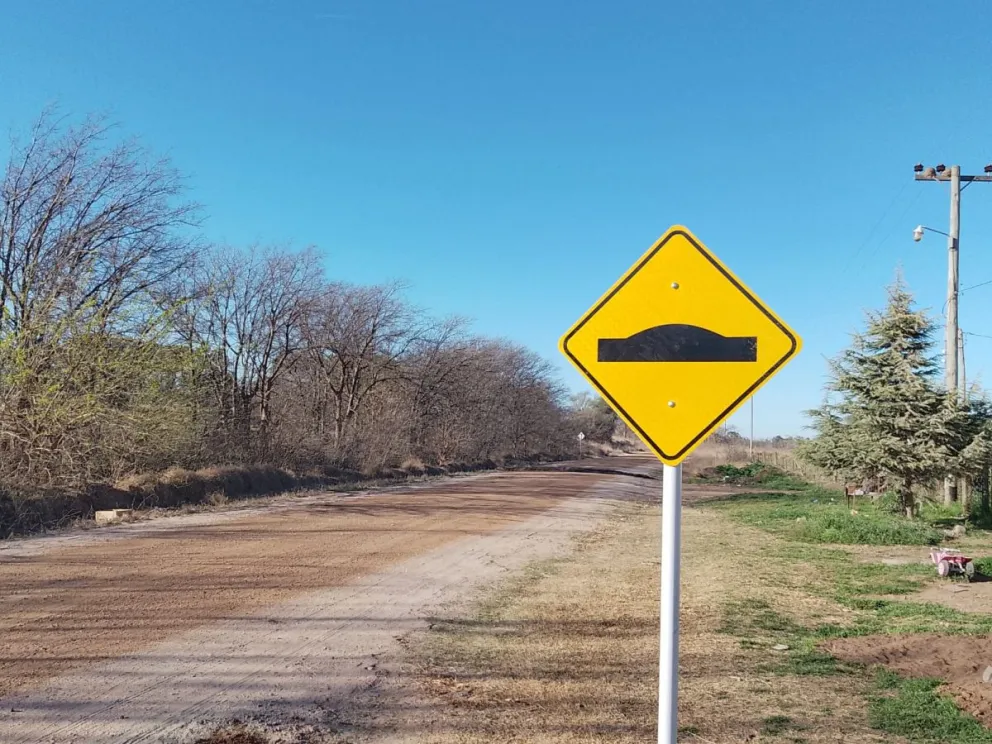 En Argentina, la instalación de lomos de burro (reductores de velocidad tipo "bump") está regulada por la Ley Nacional de Tránsito 24.449.