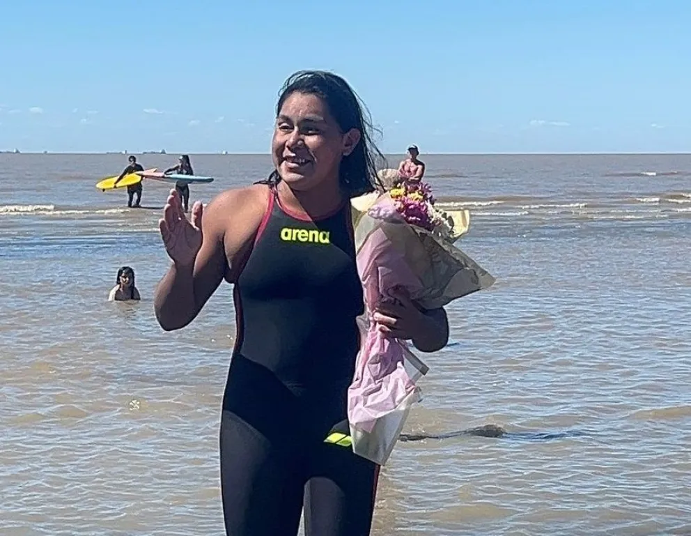 Mayte, en la meta, en la costa argentina, con las flores y una alegría gigante. Foto: gentileza.
