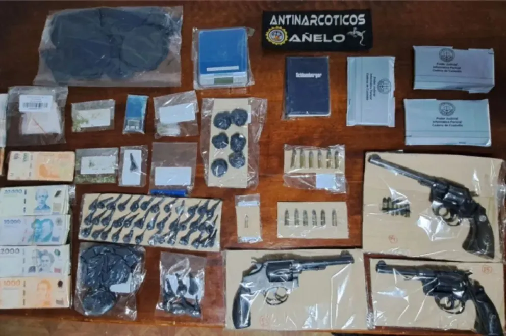 La pareja detenida tenia 23 y 28 años.