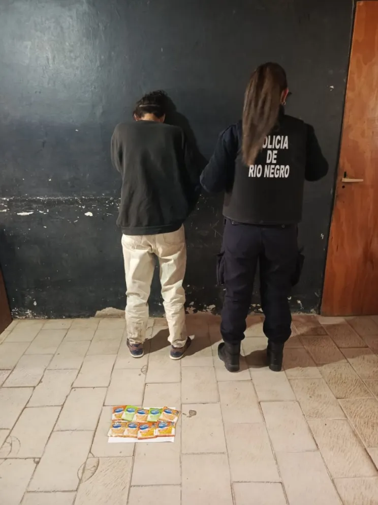 La mujer fue detenida en el acto bajo la figura de hurto en grado de flagrancia. Foto: Prensa Policía de Río Negro.