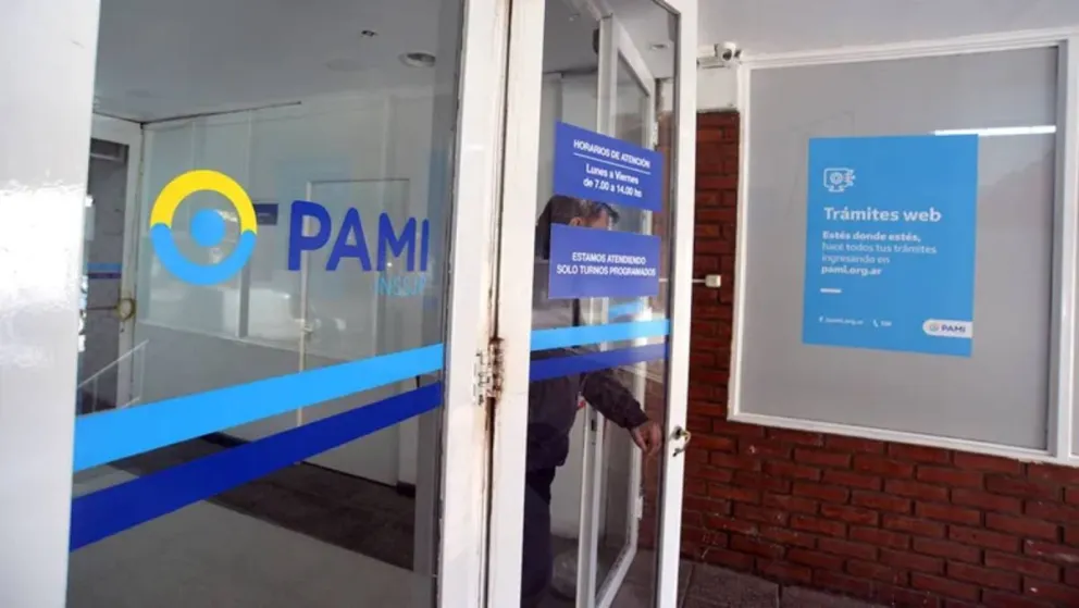 Por el fuego estallaron los vidrios de una ventana.