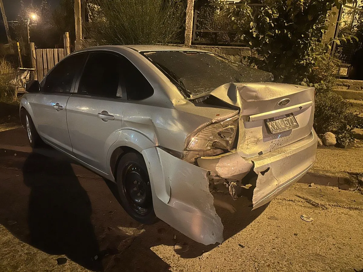 Camioneta roja chocó un Ford Focus estacionado y se fugó en el barrio 2 de Abril