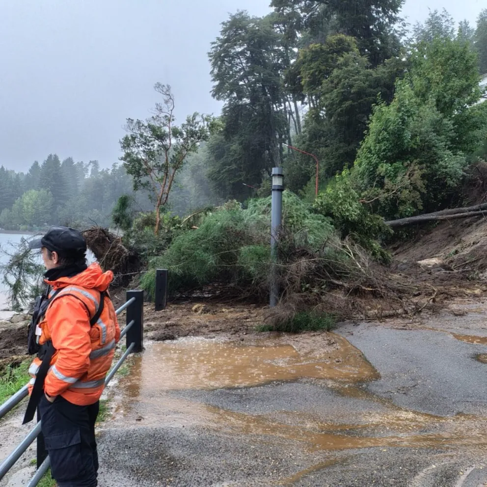 Las lluvias complicaron las calles de Villa La Angostura. Fotos: Municipalidad de Bariloche. 