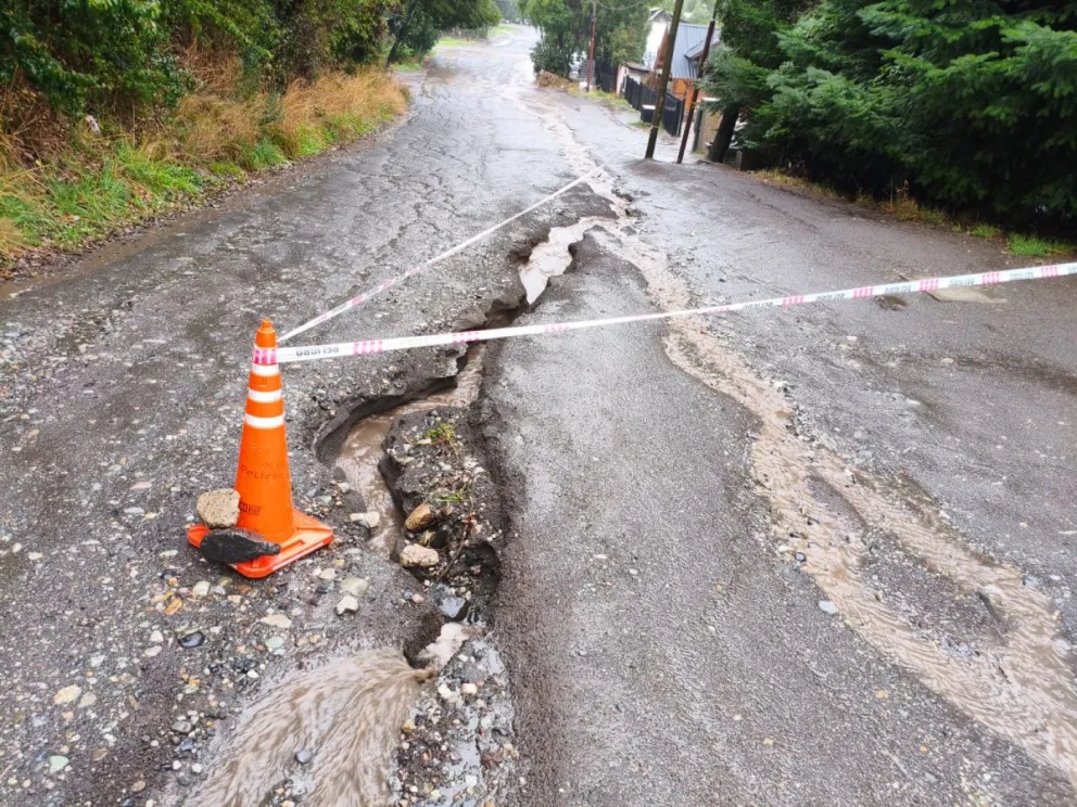 Las lluvias complicaron las calles de Villa La Angostura. Fotos: Municipalidad de Bariloche. 