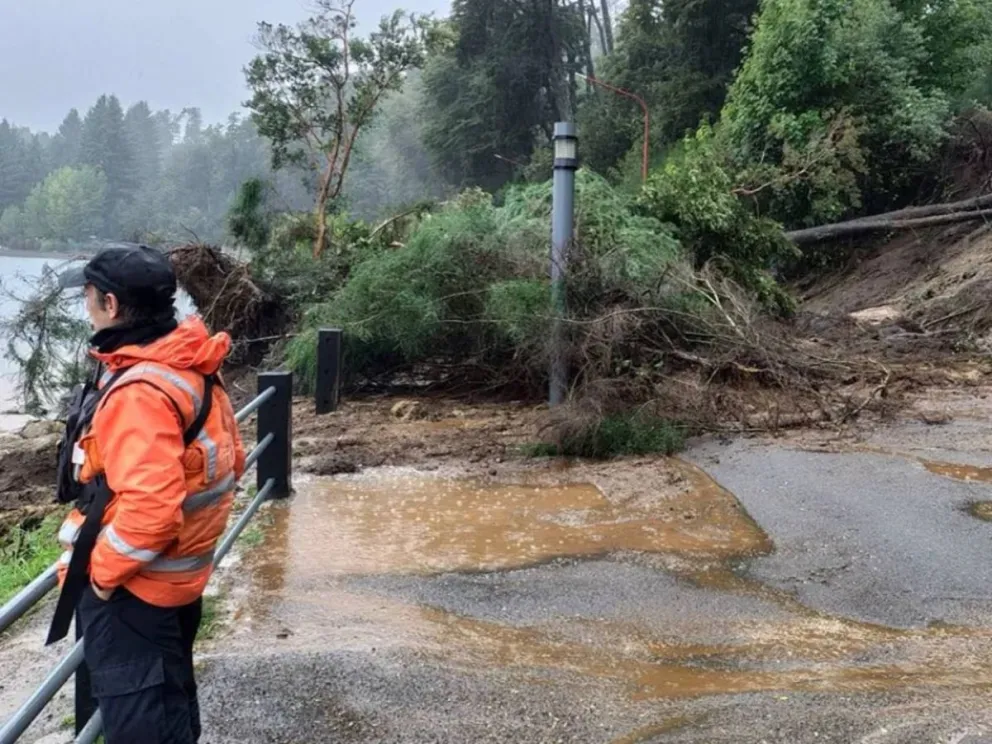 Cierre preventivo del acceso a Playa Correntoso por deslizamiento en el sendero.

