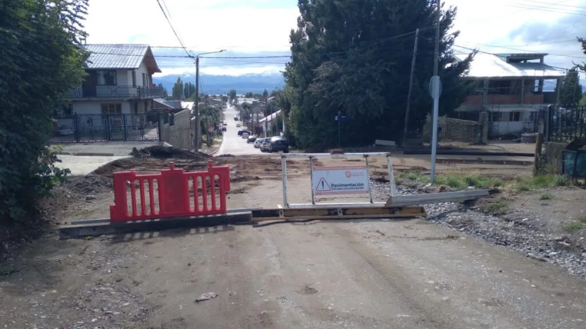 Cortan la intersección de Brown y Don Bosco por obras de pavimentación de la Barda del Ñireco