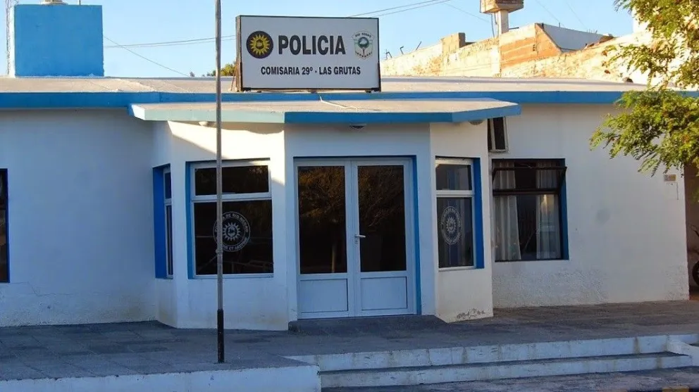El hombre terminó detenido luego de sufrir cortes por romper un vidrio de un comercio. Foto: Policía de Río Negro.