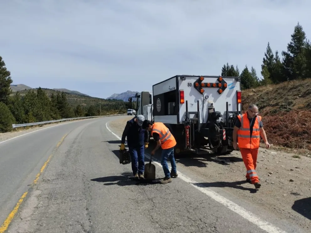 El Gobierno avanza con la licitación del mantenimiento invernal para 105 kilómetros del tramo Bariloche-El Bolsón. 