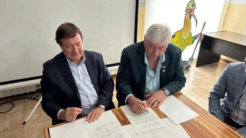 El acuerdo fue rubricado por el intendente Walter Cortés junto al gobernador Alberto Weretilneck. Foto gentileza 