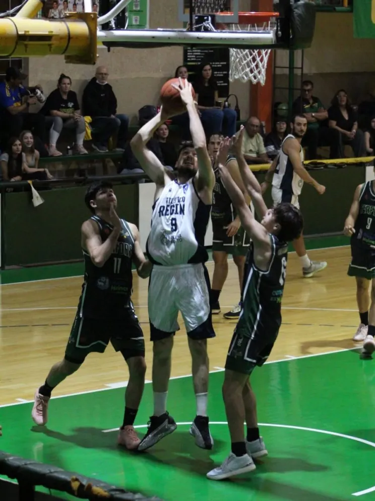 Manuel Navarro (Regina) busca sumar dos puntos. Foto: Beto Troncozo - prensa Atlético Regina.