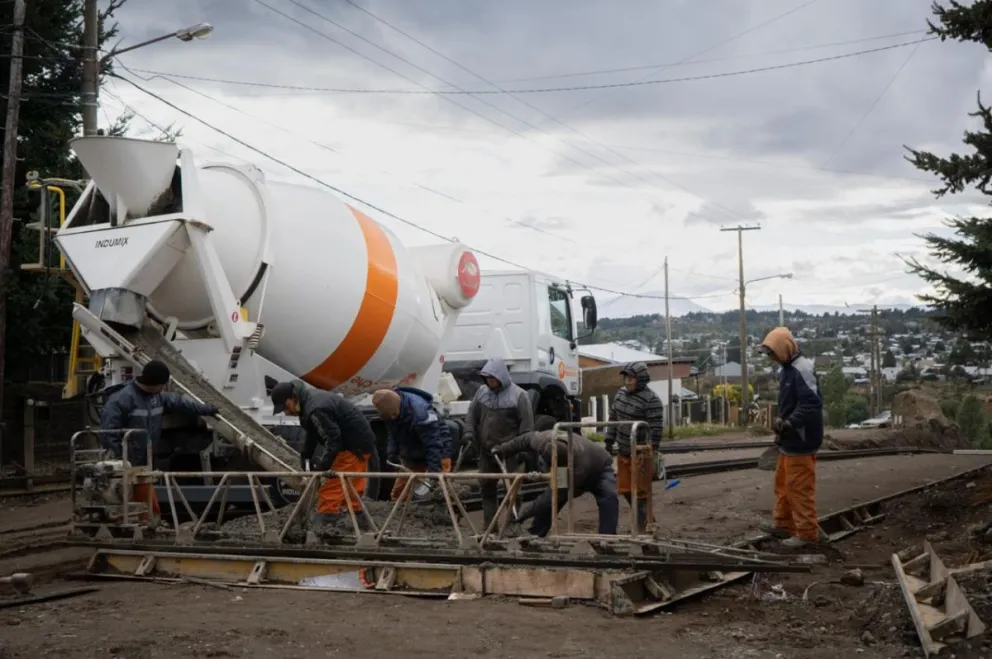 Las obras para la apertura de la calle en la barda, continúan a paso firme. Fotos: Municipalidad de Bariloche. 