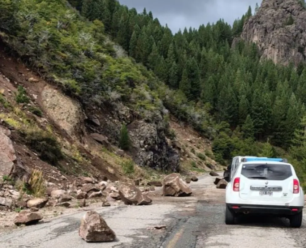 Precaución en ruta 40 por desprendimiento. Foto gentileza. 
