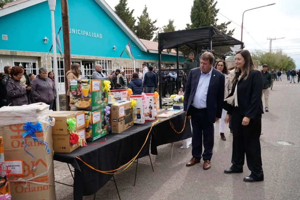 El gobernador Alberto Weretilneck encabezó las actividades por el aniversario de Maquinchao. Fotos: Gobierno de Río Negro.