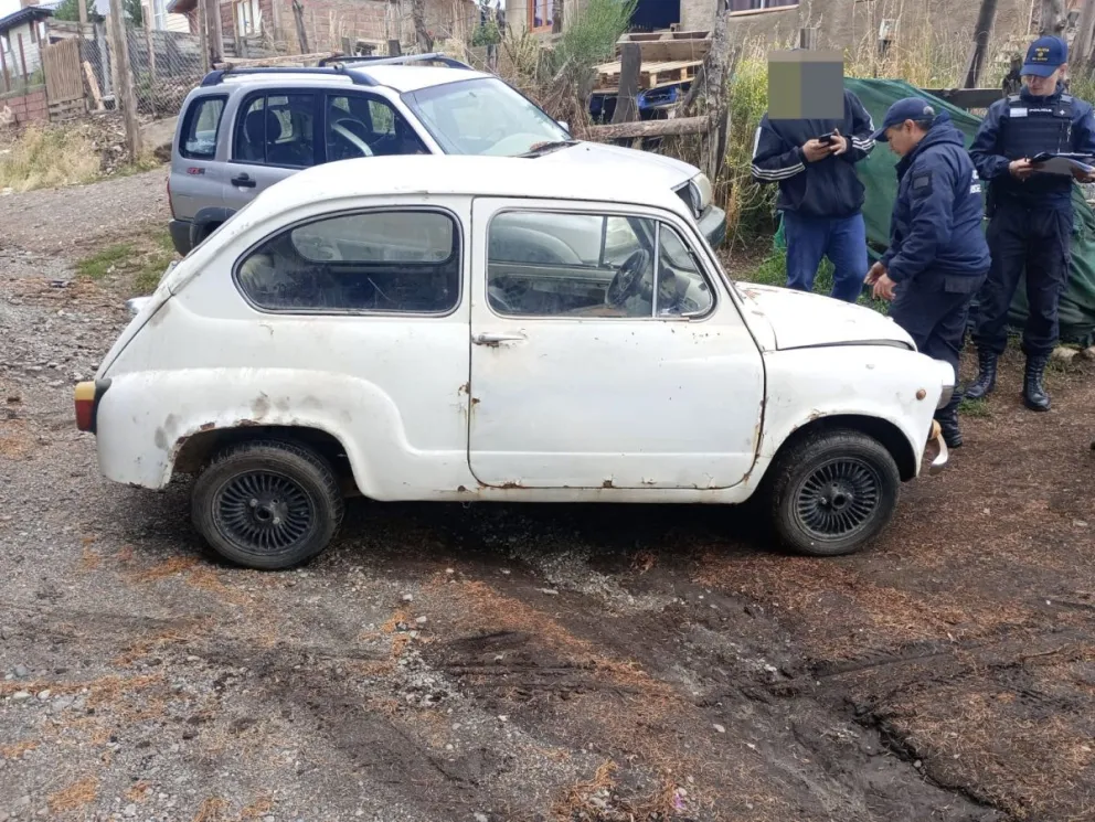 El auto fue recuperado en el barrio San Francisco tras más de un año. Foto gentileza: Policia RN