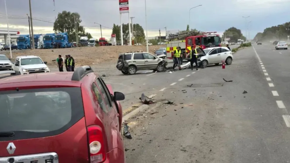El accidente complicó el tránsito en el sector cercano al cementerio. 