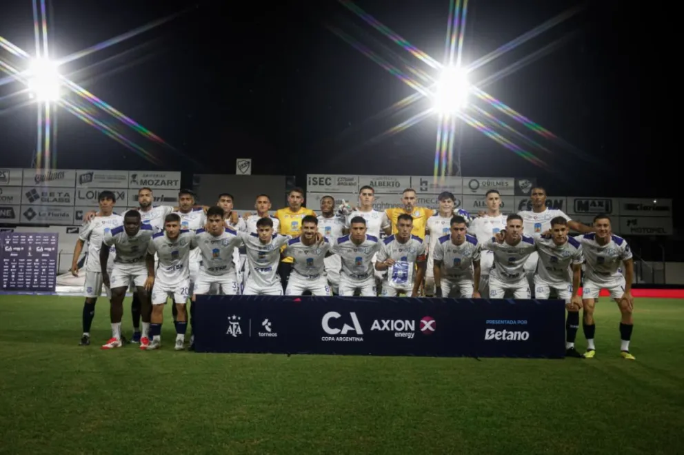 Deportivo Rincón en Quilmes, jugando un partido especial. Fue caída y despedida. Fotos: Copa Argentina.