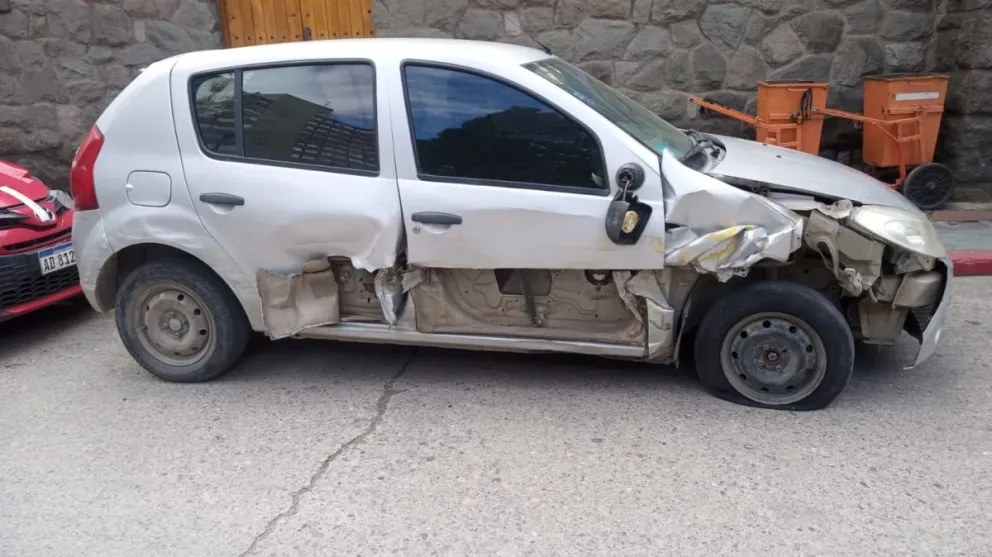 El auto quedó secuestrado y el conductor sin licencia por alcoholemia en sangre. Foto gentileza: Policia RN