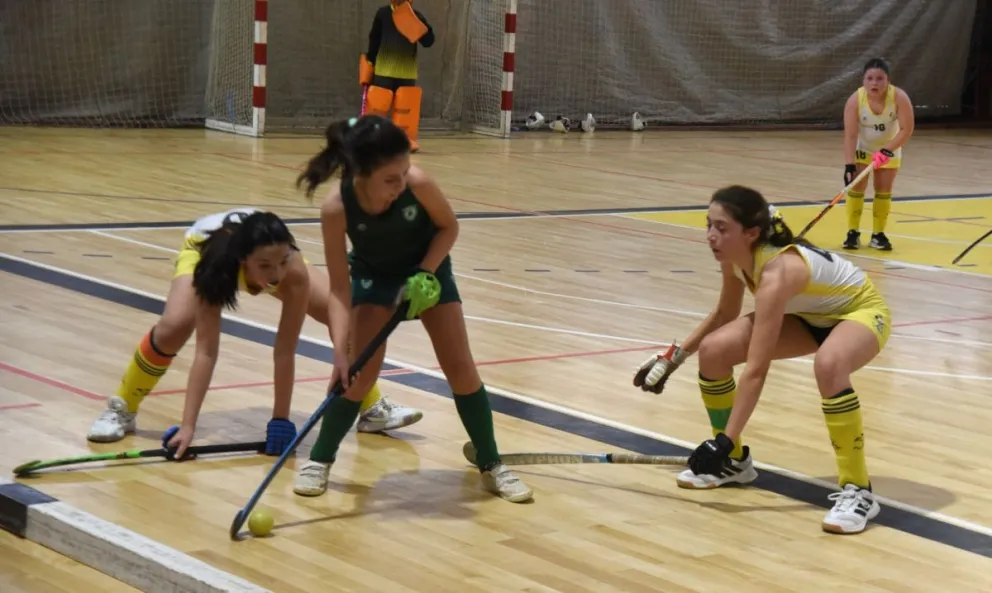 Las formativas del hockey local salen a la cancha. Foto gentileza: José Luis Reybaud. 