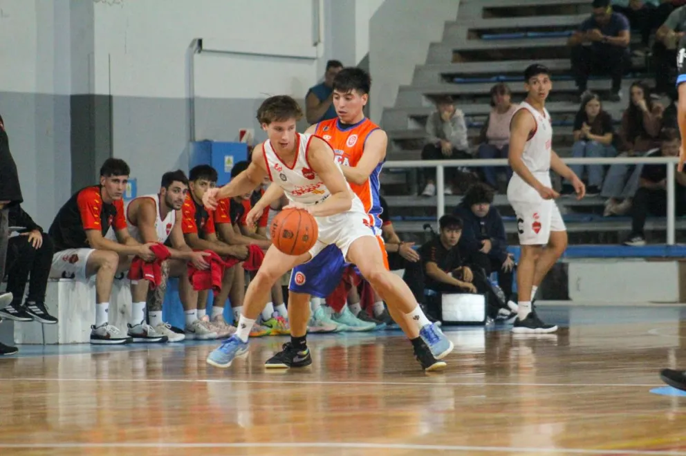 Centro Español se llevó un muy buen triunfo desde Roca. Foto: gentileza.