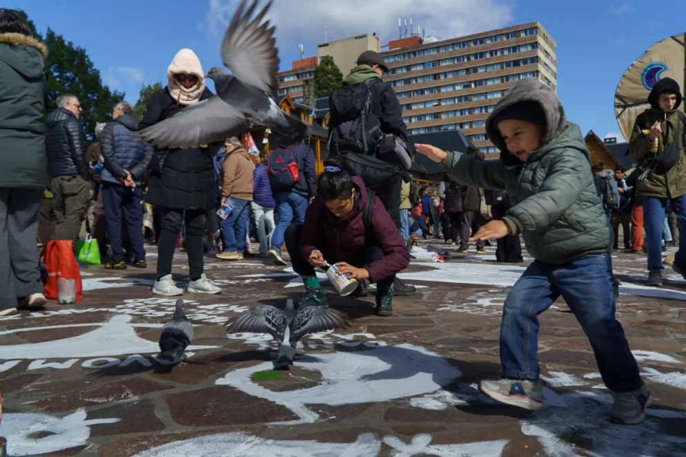 La pintada de pañuelos reunió a una gran cantidad de personas. Fotos: Marcelo Martínez.